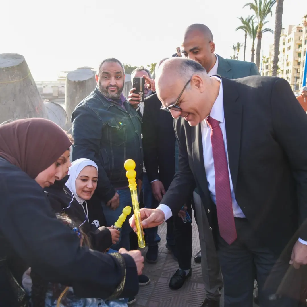 بالصور.. محافظ الإسكندرية يجري جولة على طريق الكورنيش لمشاركة المواطنين فرحة عيد الفطر المبارك - 1000587593