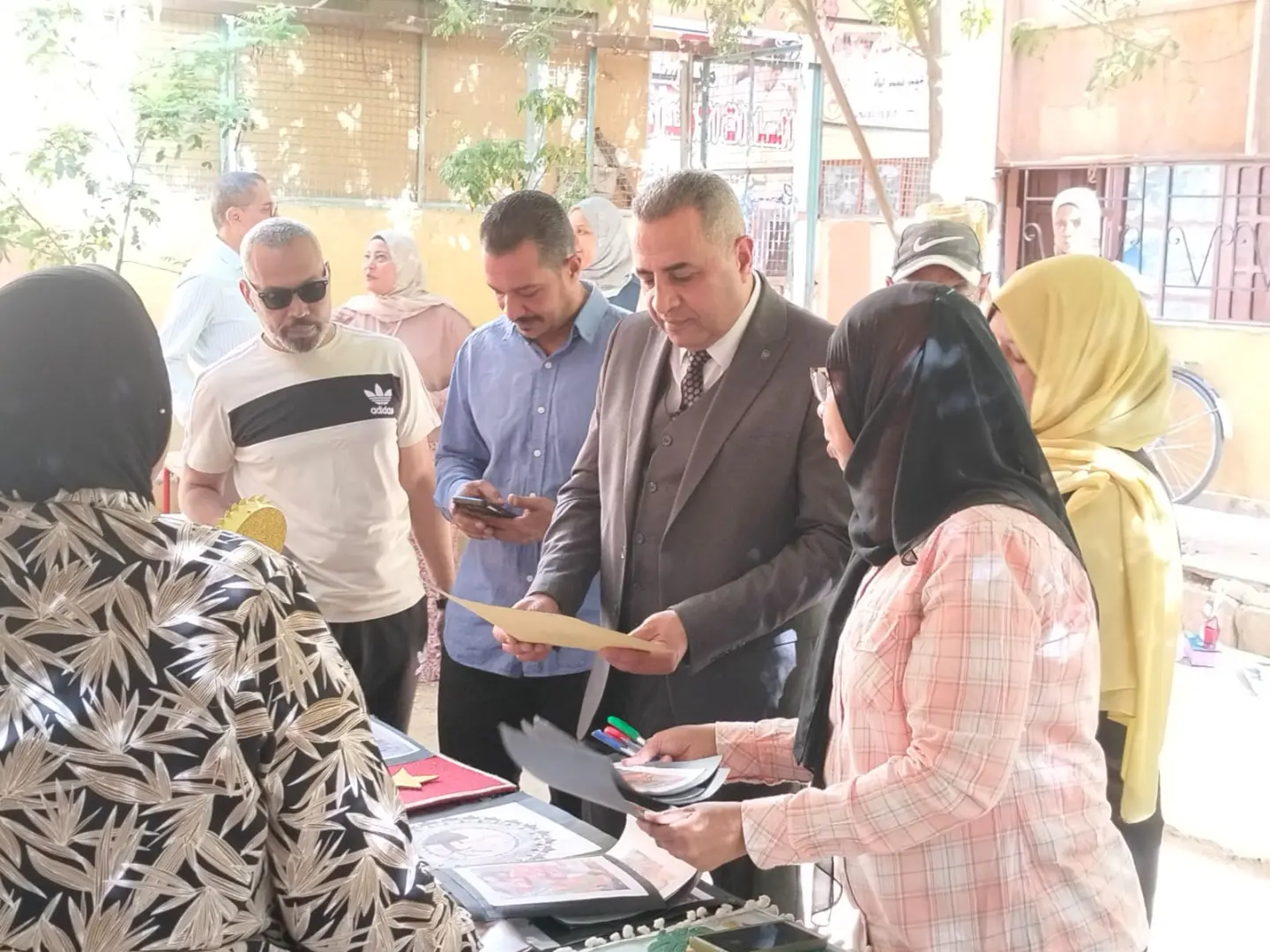 "عبدالمحسن" يتفقد مدرسة السادات الابتدائية بقنا لمتابعة انتظام الدراسة والأنشطة - 1000587629