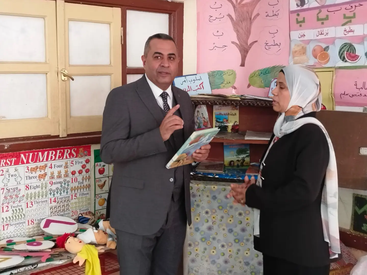 "عبدالمحسن" يتفقد مدرسة السادات الابتدائية بقنا لمتابعة انتظام الدراسة والأنشطة - 1000587638