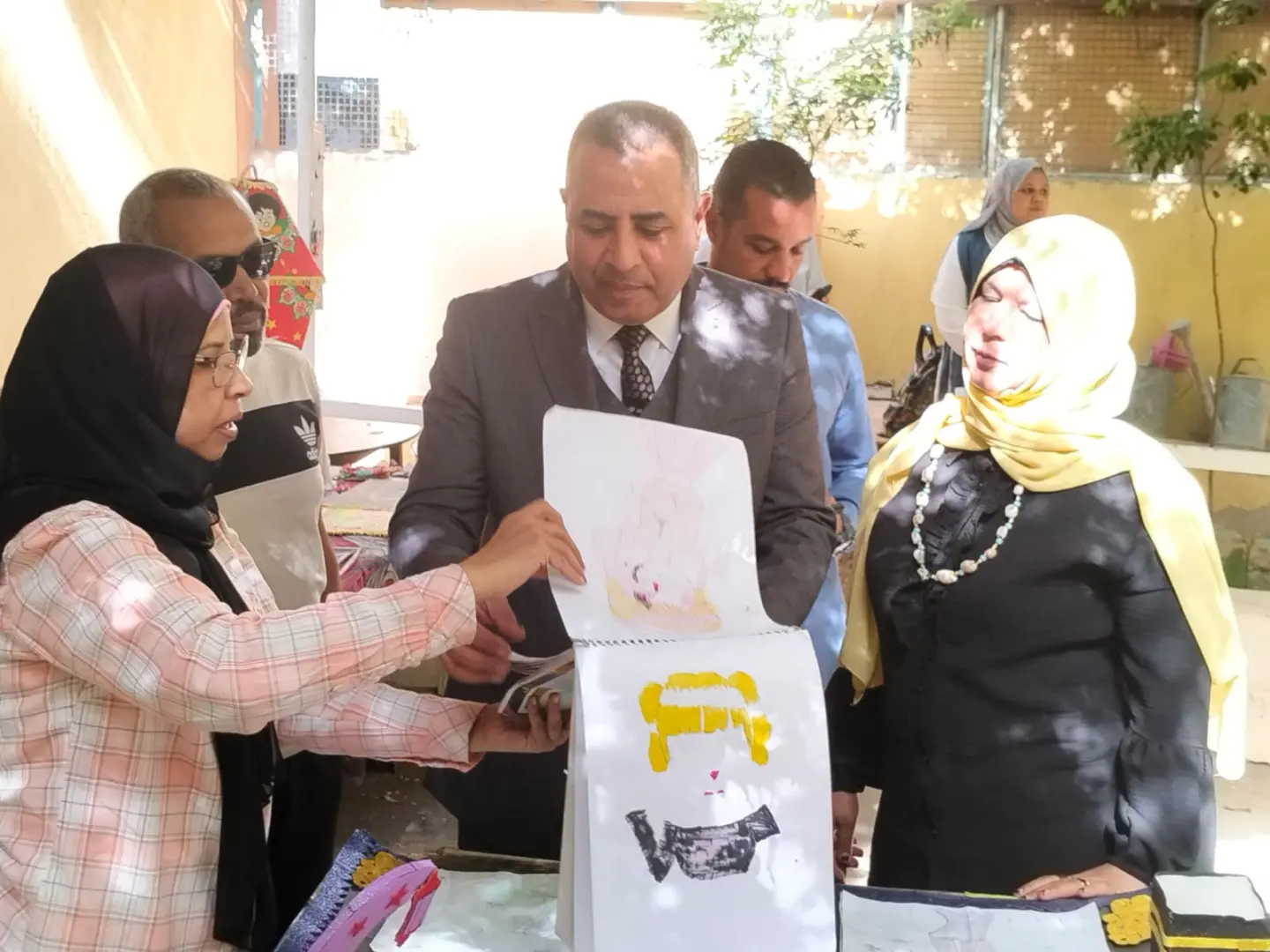 "عبدالمحسن" يتفقد مدرسة السادات الابتدائية بقنا لمتابعة انتظام الدراسة والأنشطة - 1000587644