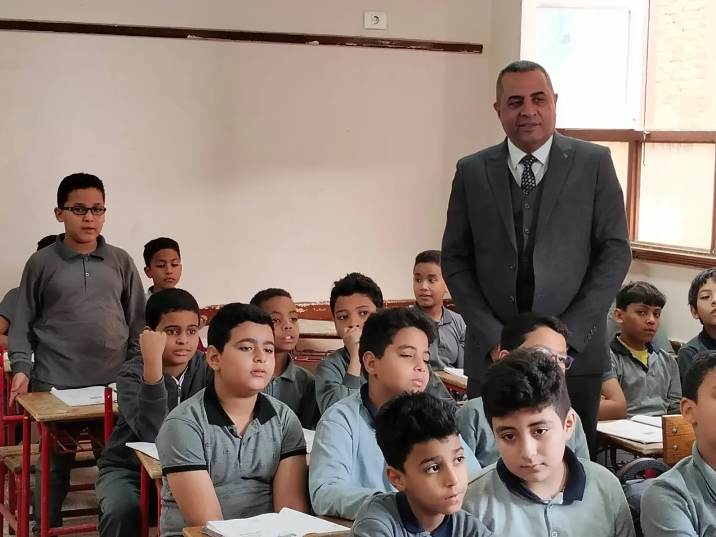 "عبدالمحسن" يتفقد مدرسة السادات الابتدائية بقنا لمتابعة انتظام الدراسة والأنشطة - 1000587665