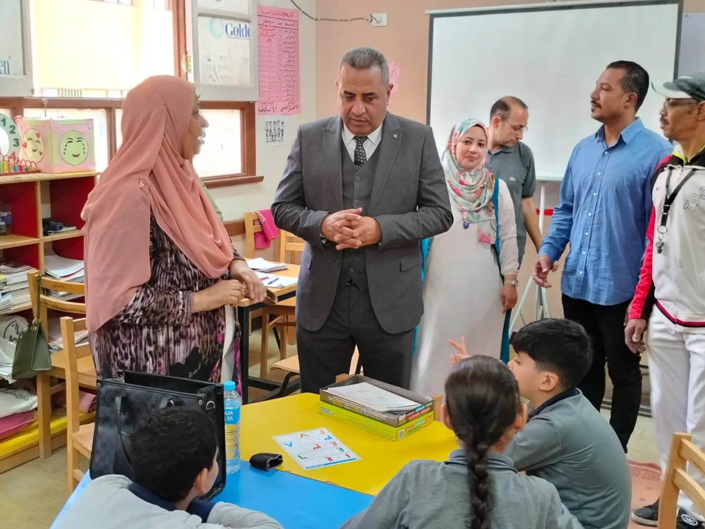 "عبدالمحسن" يتفقد مدرسة السادات الابتدائية بقنا لمتابعة انتظام الدراسة والأنشطة - 1000587668