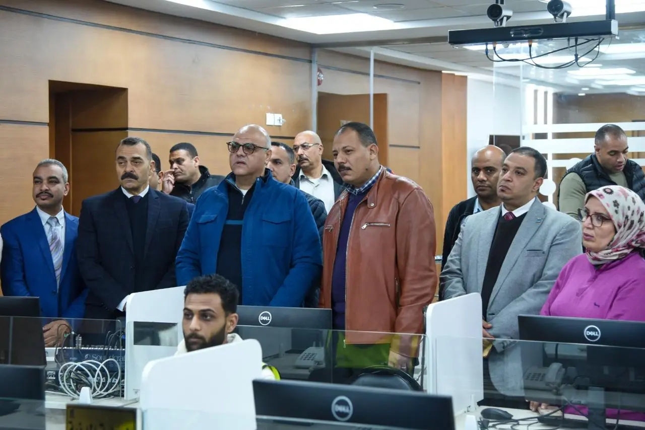 محافظ الإسكندرية يتابع من داخل "مركز السيطرة" جهود التعامل مع موجة الأمطار الغزيرة - 1000588923