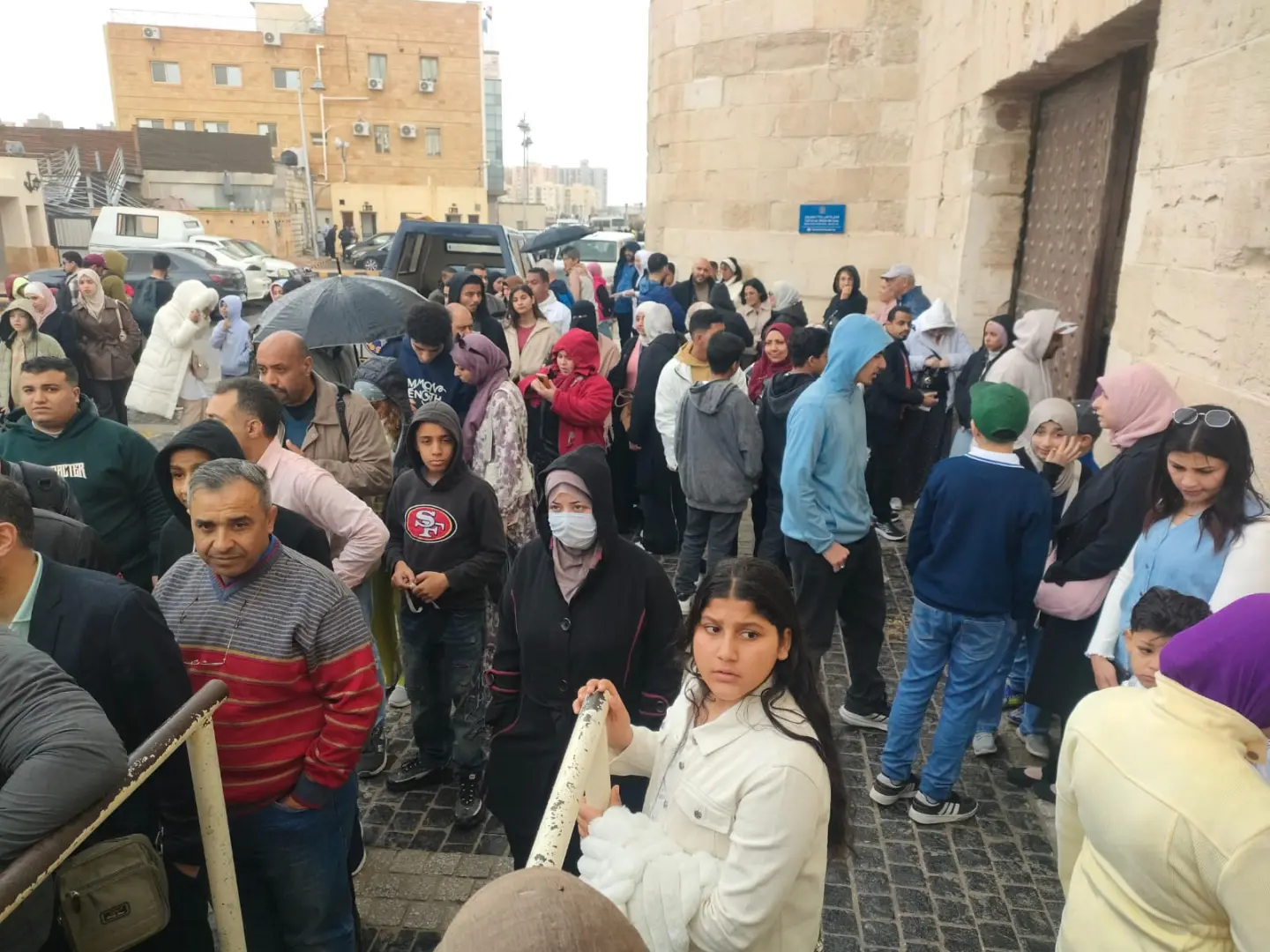 رغم تقلبات الطقس.. قلعة قايتباي تستقبل آلاف الزوار في ثاني أيام عيد الفطر - 1000589133