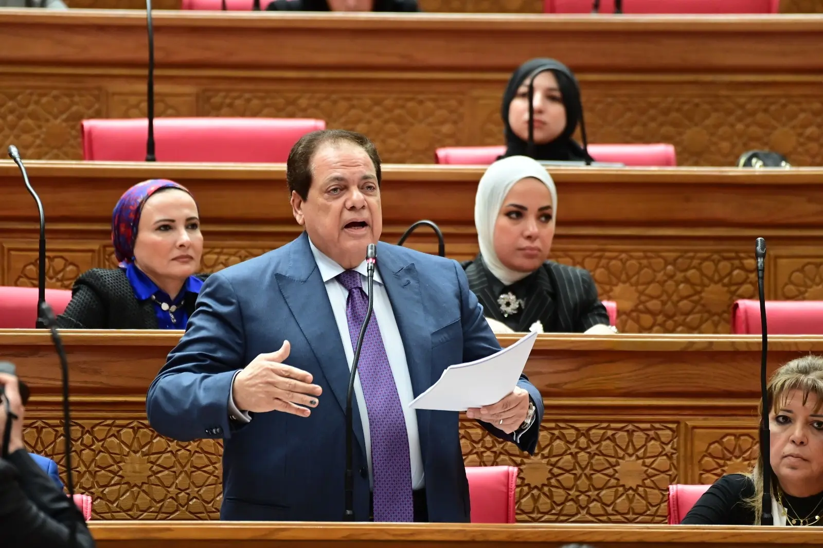 خلال الجلسة العامة لاستكمال مناقشة الحساب الختامي.. نواب يطالبون الحكومة بسد العجز في الموازنة وحل أزمة خسائر الهيئات ال - 1000589953