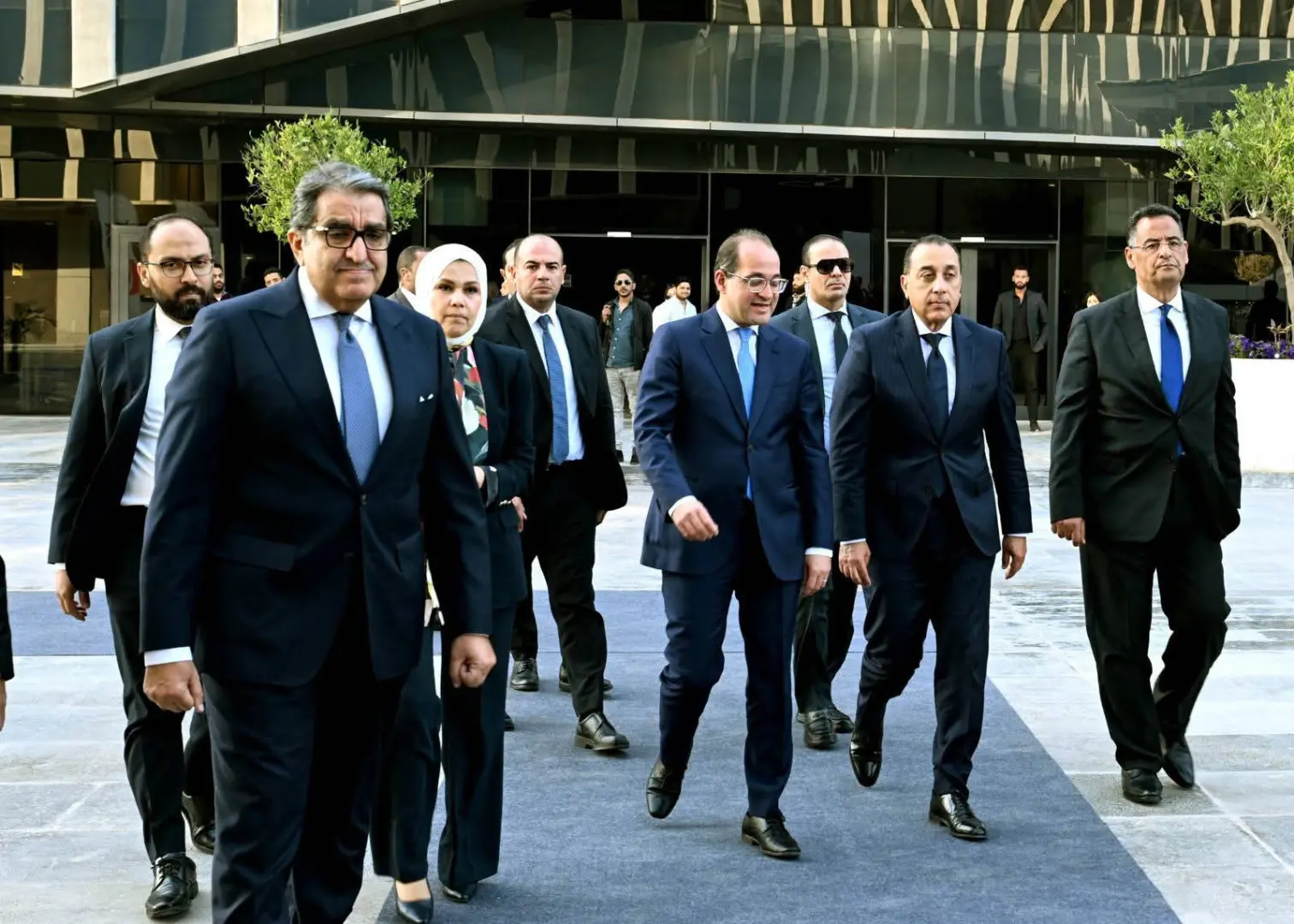 رئيس الوزراء يفتتح أول مركز للخدمات الضريبية المميزة بالقاهرة الجديدة - 1000591121