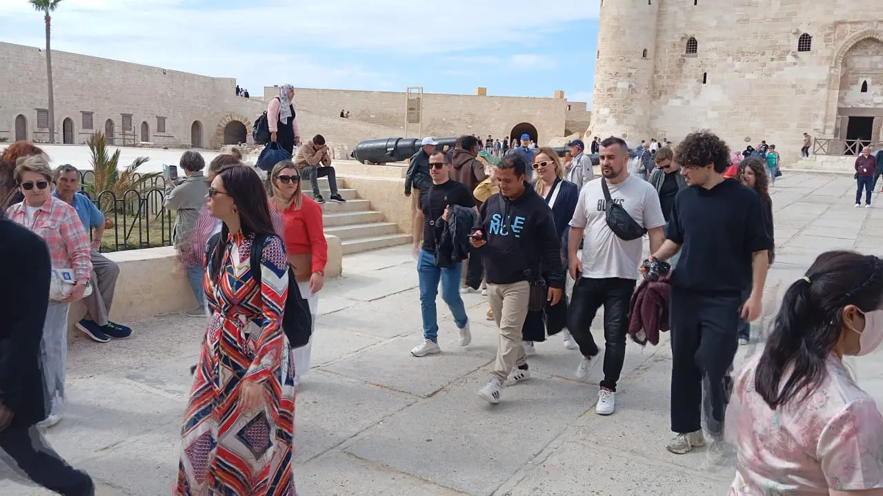 آلاف الزوار يتدفقون على قلعة قايتباي بالإسكندرية في رابع أيام العيد.. وإقبال أجنبي “غير مسبوق” - 1000591158