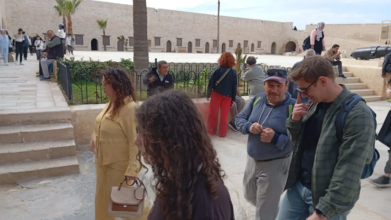 آلاف الزوار يتدفقون على قلعة قايتباي بالإسكندرية في رابع أيام العيد.. وإقبال أجنبي “غير مسبوق” - 1000591159