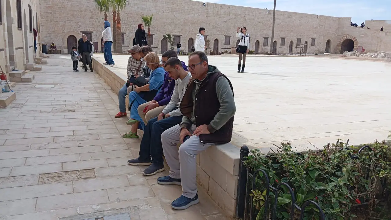 آلاف الزوار يتدفقون على قلعة قايتباي بالإسكندرية في رابع أيام العيد.. وإقبال أجنبي “غير مسبوق” - 1000591166