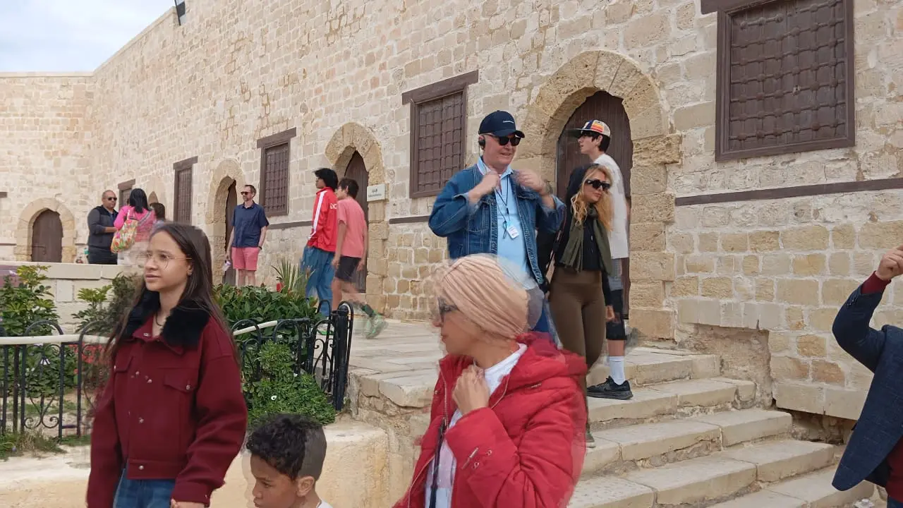 آلاف الزوار يتدفقون على قلعة قايتباي بالإسكندرية في رابع أيام العيد.. وإقبال أجنبي “غير مسبوق” - 1000591201