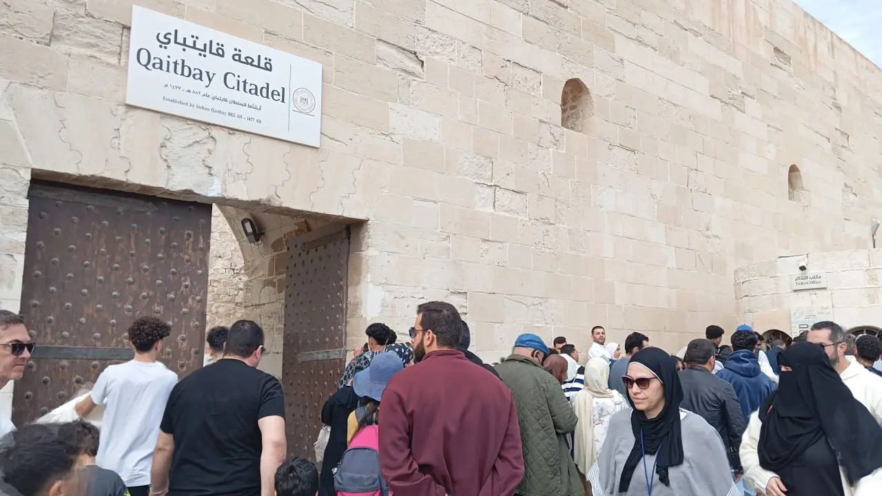 آلاف الزوار يتدفقون على قلعة قايتباي بالإسكندرية في رابع أيام العيد.. وإقبال أجنبي “غير مسبوق” - 1000591207