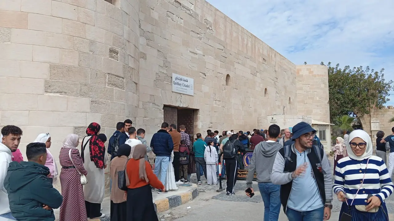 آلاف الزوار يتدفقون على قلعة قايتباي بالإسكندرية في رابع أيام العيد.. وإقبال أجنبي “غير مسبوق” - 1000591211