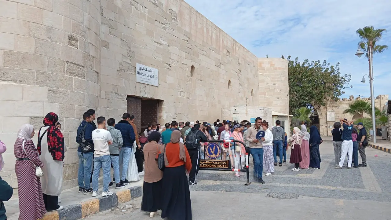 آلاف الزوار يتدفقون على قلعة قايتباي بالإسكندرية في رابع أيام العيد.. وإقبال أجنبي “غير مسبوق” - 1000591215