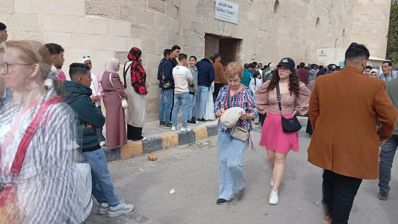 آلاف الزوار يتدفقون على قلعة قايتباي بالإسكندرية في رابع أيام العيد.. وإقبال أجنبي “غير مسبوق” - 1000591218