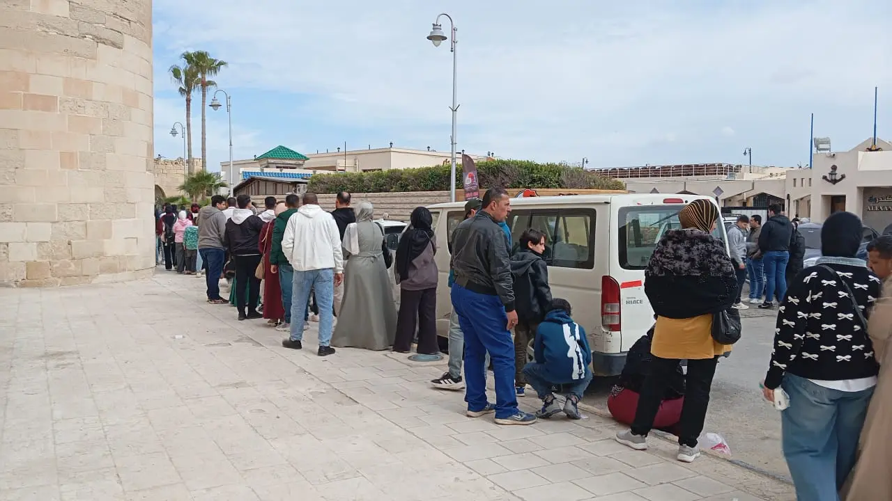 آلاف الزوار يتدفقون على قلعة قايتباي بالإسكندرية في رابع أيام العيد.. وإقبال أجنبي “غير مسبوق” - 1000591225