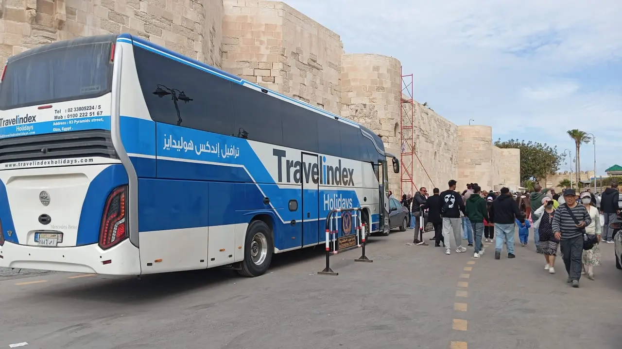 آلاف الزوار يتدفقون على قلعة قايتباي بالإسكندرية في رابع أيام العيد.. وإقبال أجنبي “غير مسبوق” - 1000591231