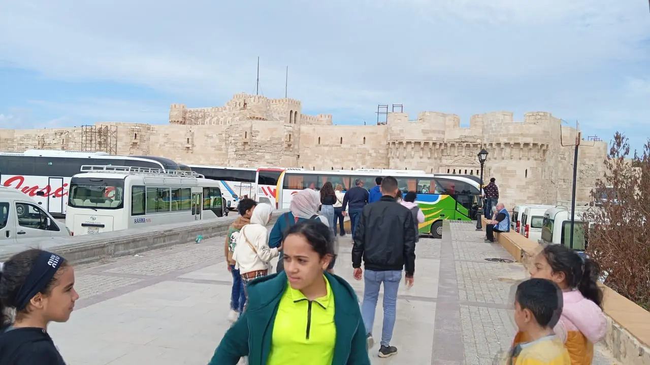 آلاف الزوار يتدفقون على قلعة قايتباي بالإسكندرية في رابع أيام العيد.. وإقبال أجنبي “غير مسبوق” - 1000591237