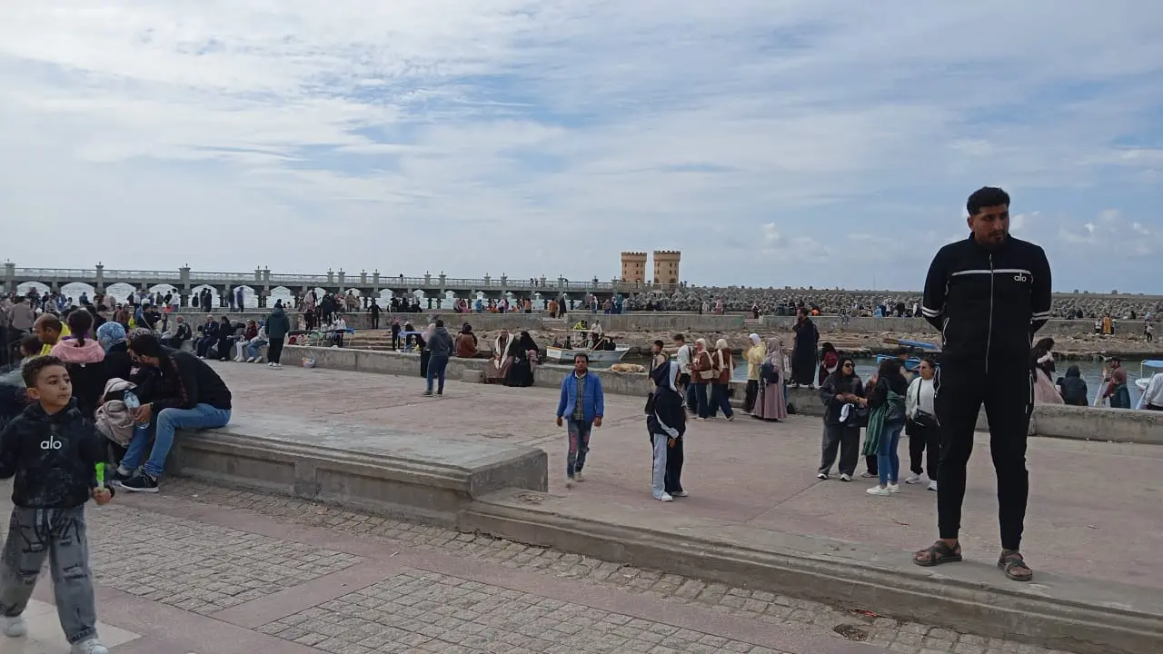 آلاف الزوار يتدفقون على قلعة قايتباي بالإسكندرية في رابع أيام العيد.. وإقبال أجنبي “غير مسبوق” - 1000591240