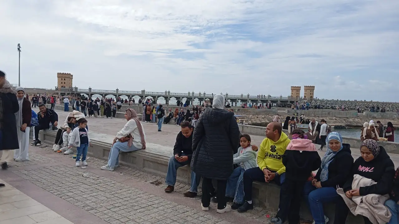 آلاف الزوار يتدفقون على قلعة قايتباي بالإسكندرية في رابع أيام العيد.. وإقبال أجنبي “غير مسبوق” - 1000591243