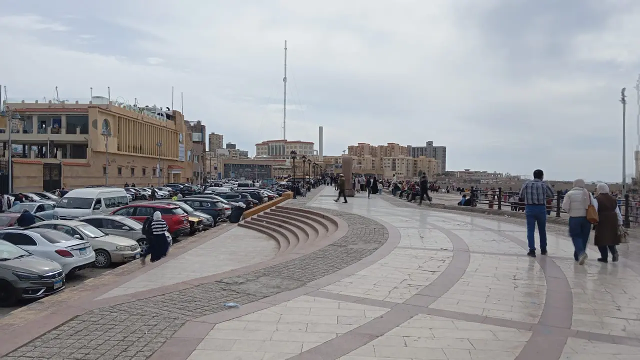 آلاف الزوار يتدفقون على قلعة قايتباي بالإسكندرية في رابع أيام العيد.. وإقبال أجنبي “غير مسبوق” - 1000591246