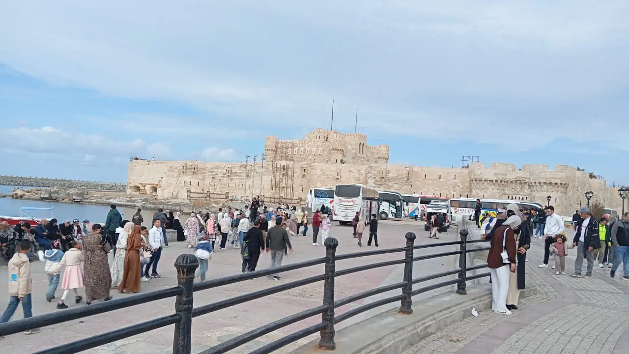 آلاف الزوار يتدفقون على قلعة قايتباي بالإسكندرية في رابع أيام العيد.. وإقبال أجنبي “غير مسبوق” - 1000591249
