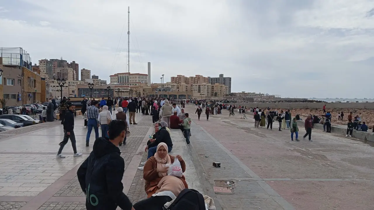 آلاف الزوار يتدفقون على قلعة قايتباي بالإسكندرية في رابع أيام العيد.. وإقبال أجنبي “غير مسبوق” - 1000591252