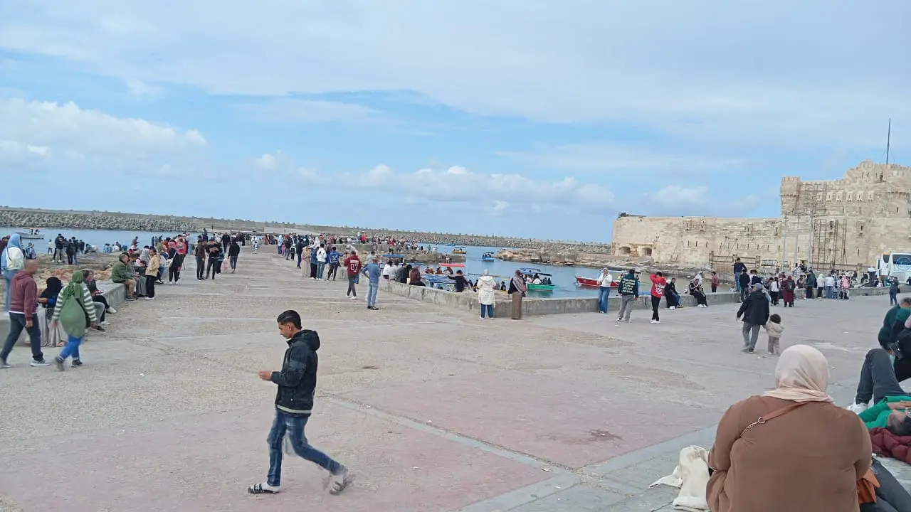 آلاف الزوار يتدفقون على قلعة قايتباي بالإسكندرية في رابع أيام العيد.. وإقبال أجنبي “غير مسبوق” - 1000591258