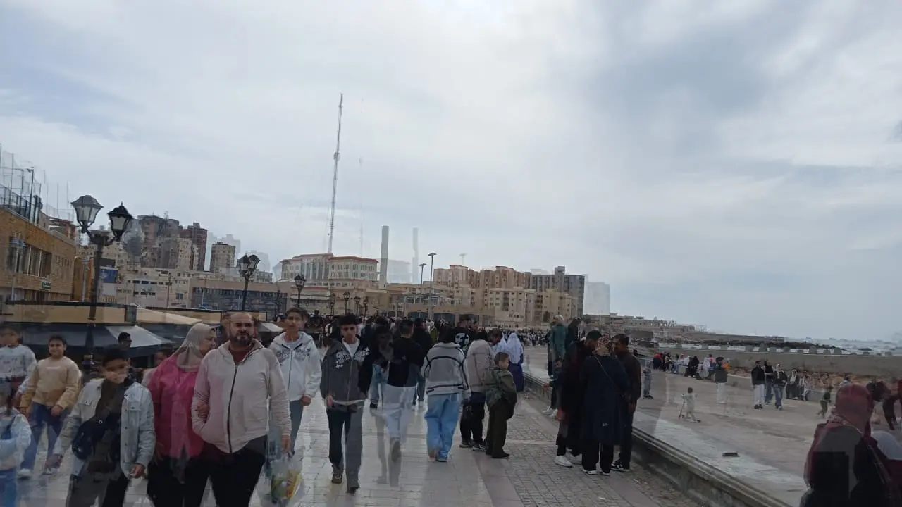 آلاف الزوار يتدفقون على قلعة قايتباي بالإسكندرية في رابع أيام العيد.. وإقبال أجنبي “غير مسبوق” - 1000591261
