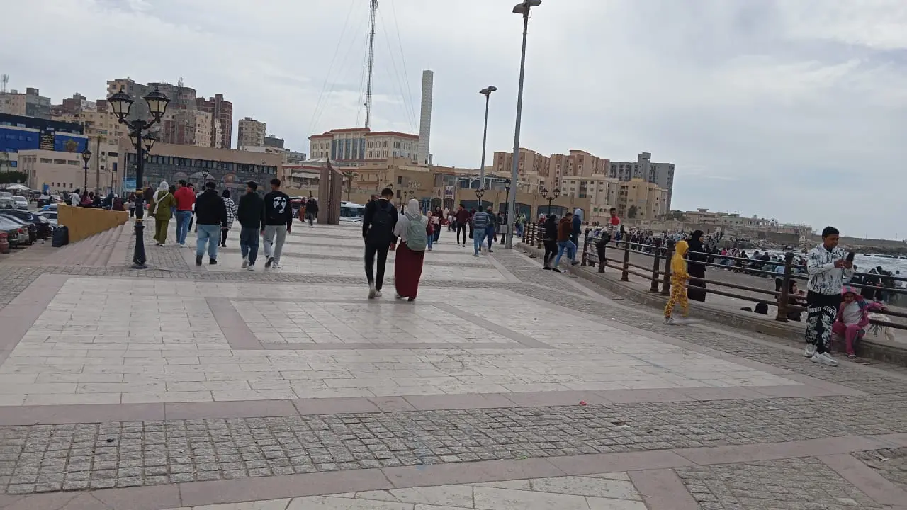 آلاف الزوار يتدفقون على قلعة قايتباي بالإسكندرية في رابع أيام العيد.. وإقبال أجنبي “غير مسبوق” - 1000591264