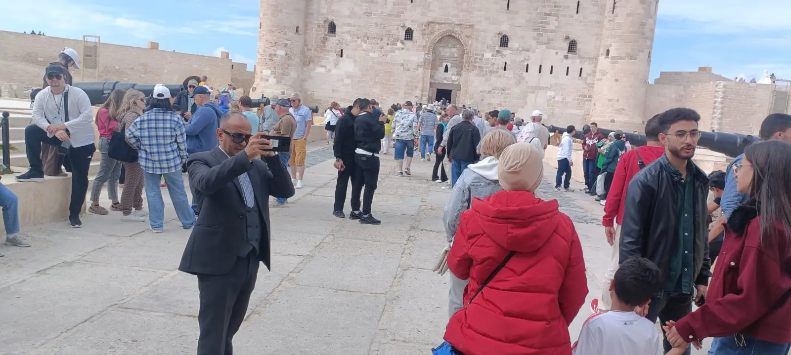 آلاف الزوار يتدفقون على قلعة قايتباي بالإسكندرية في رابع أيام العيد.. وإقبال أجنبي “غير مسبوق” - 1000591284