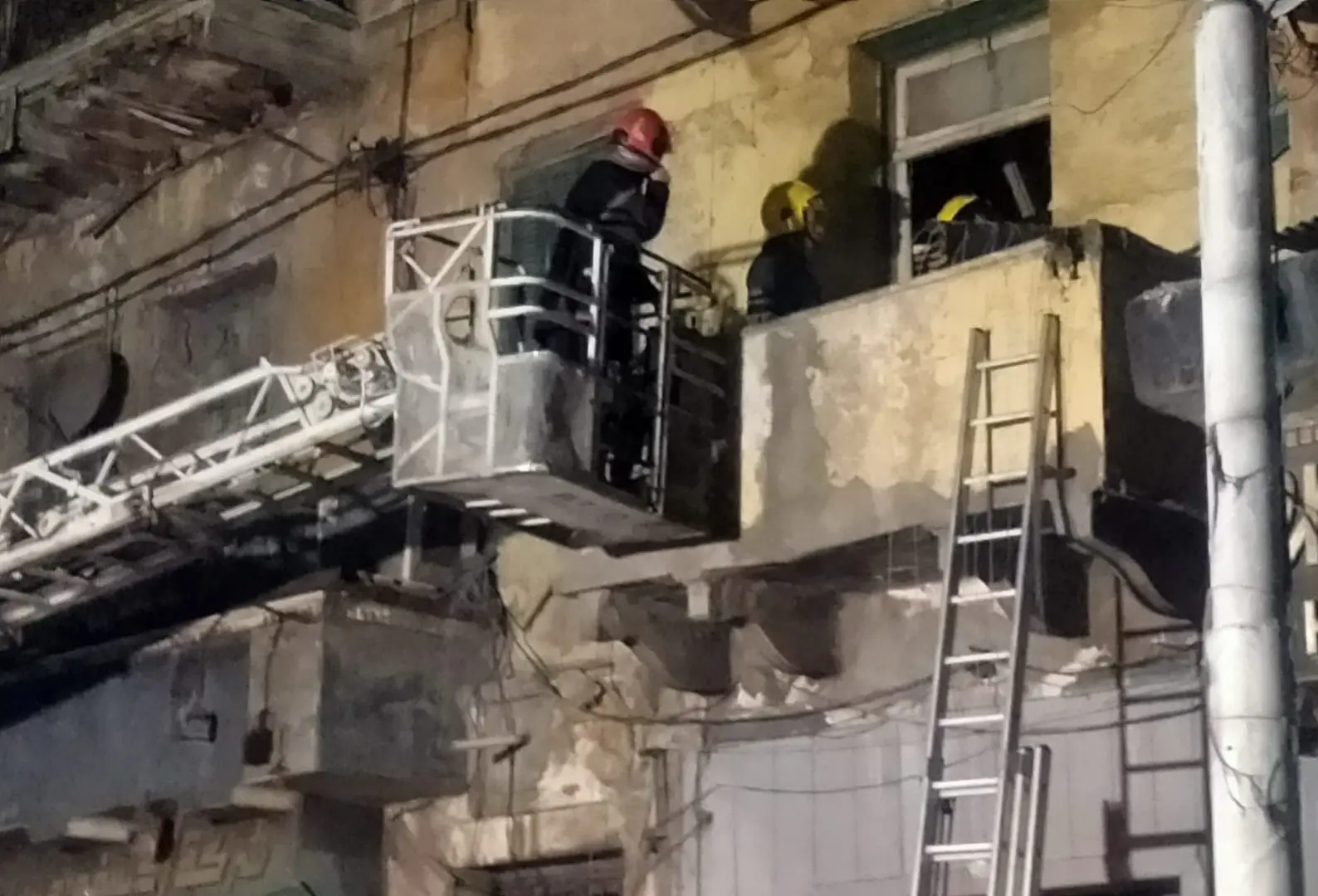 انتشال سيدة مصابة على أثر انهيار جزئي لعقار بحي الجمرك بالإسكندرية - 1000592648