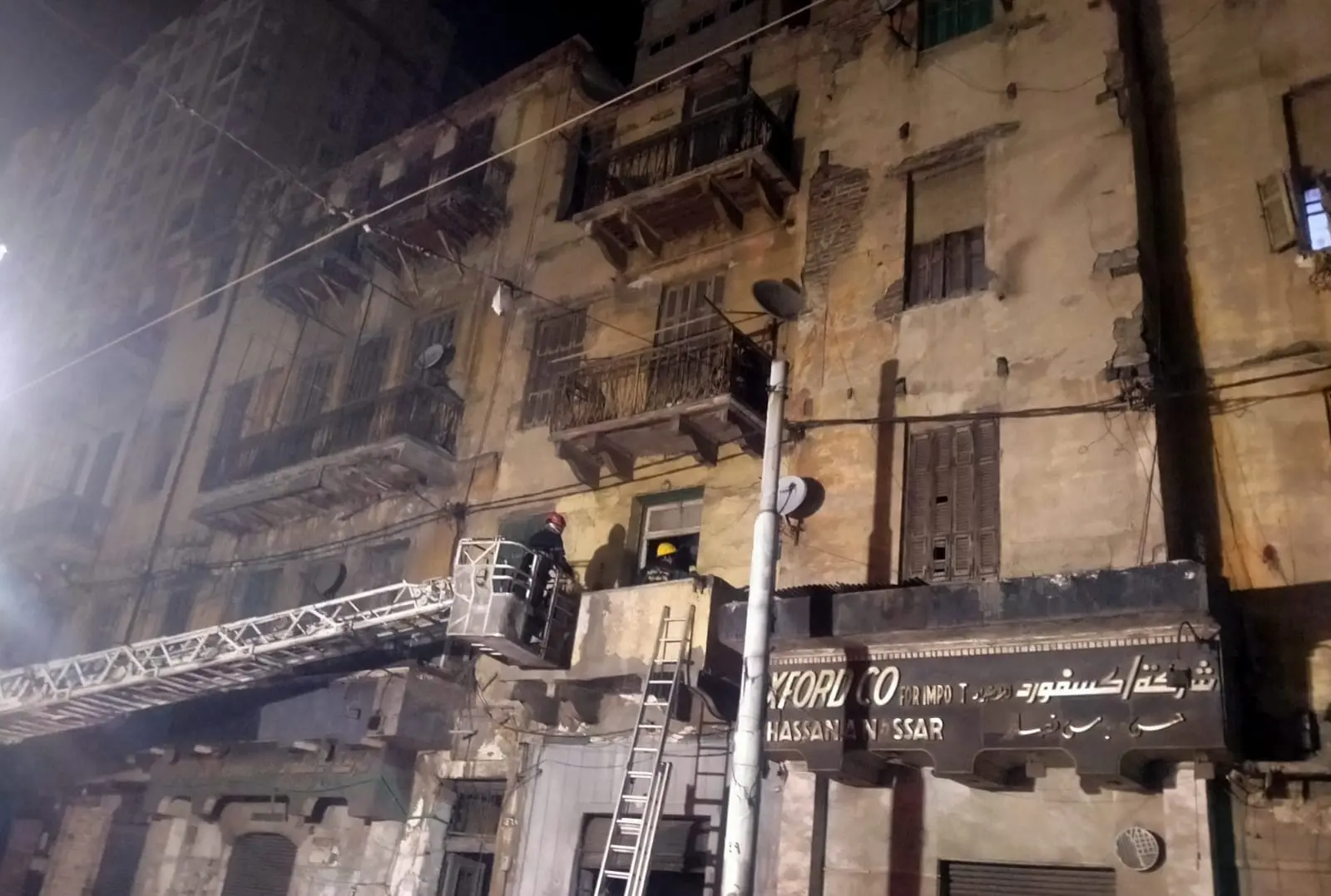 انتشال سيدة مصابة على أثر انهيار جزئي لعقار بحي الجمرك بالإسكندرية - 1000592651