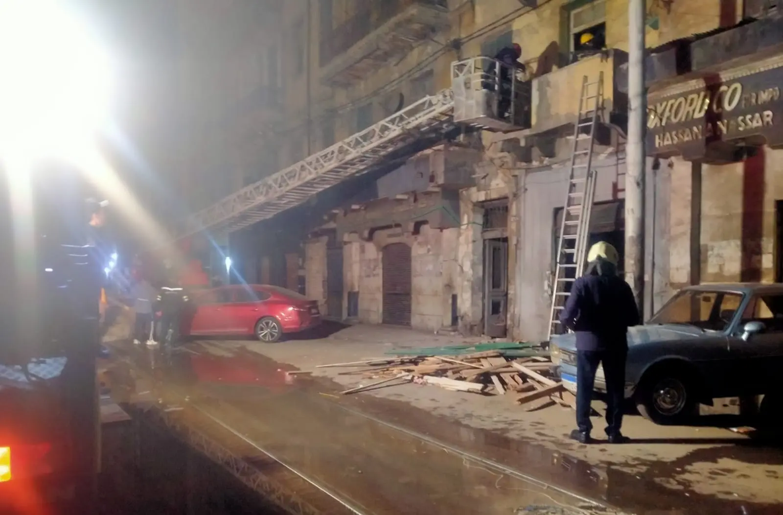 انتشال سيدة مصابة على أثر انهيار جزئي لعقار بحي الجمرك بالإسكندرية - 1000592654