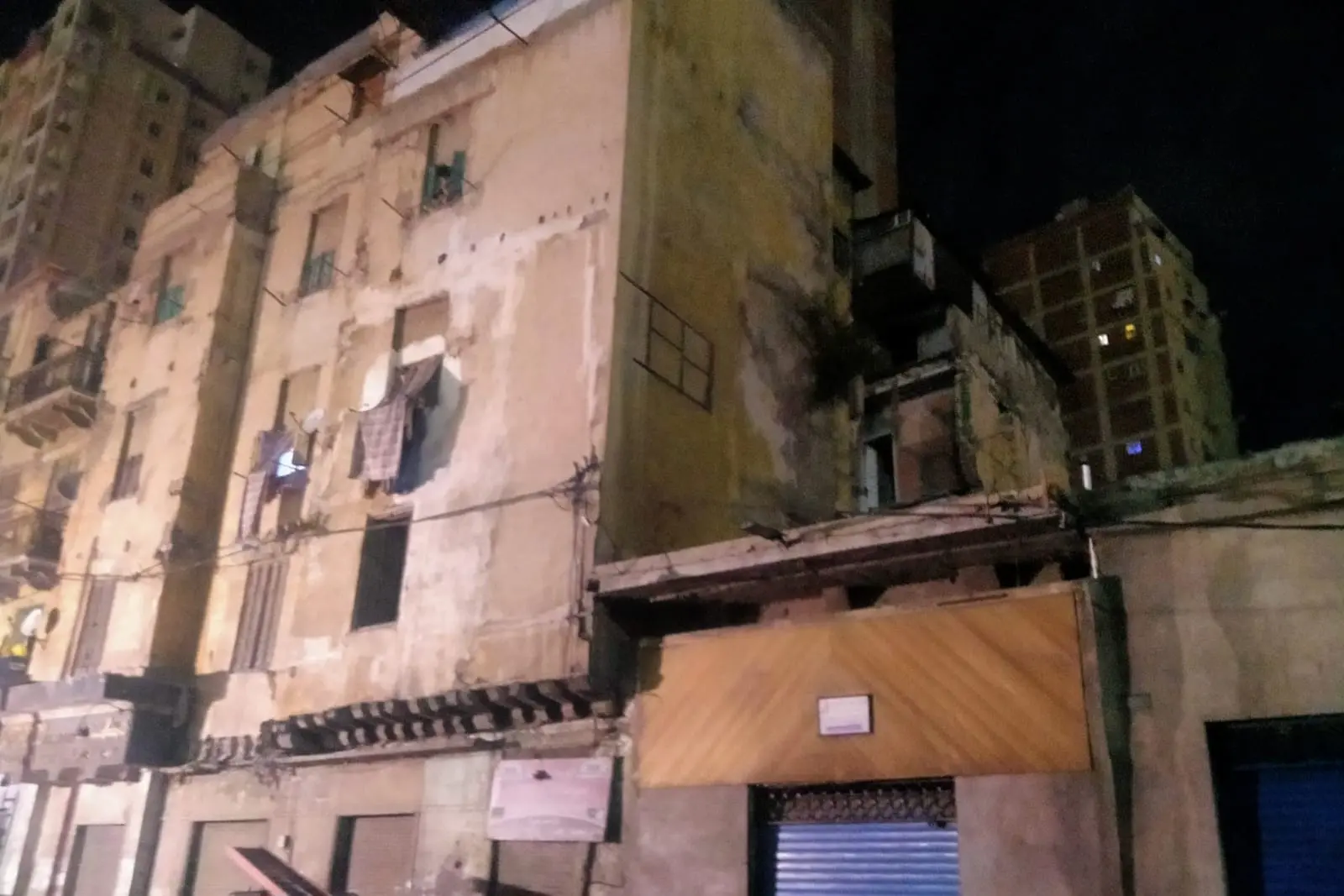 انتشال سيدة مصابة على أثر انهيار جزئي لعقار بحي الجمرك بالإسكندرية - 1000592657