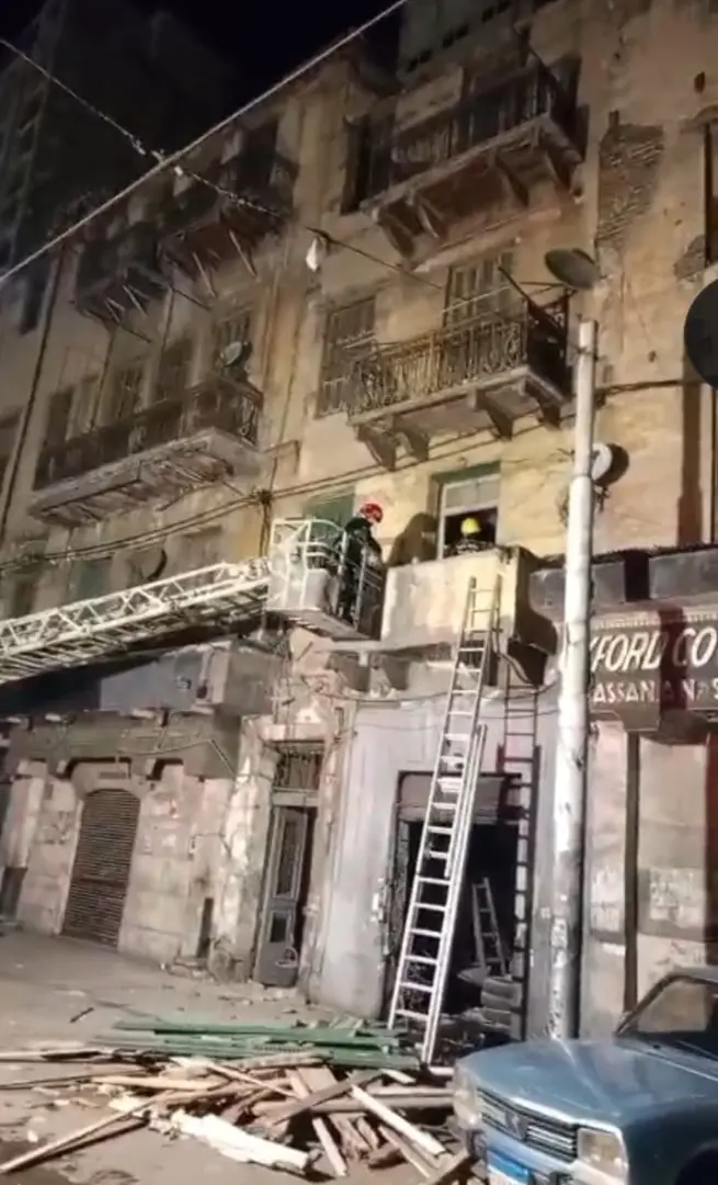 انتشال سيدة مصابة على أثر انهيار جزئي لعقار بحي الجمرك بالإسكندرية - 1000592660