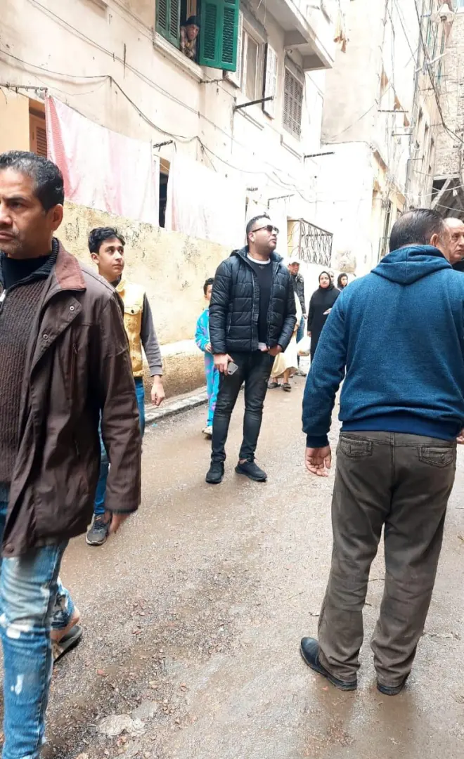 فاجعة في حي الجمرك.. "نوة العوة" تنهي حياة شابّة تحت أنقاض عقار منهار بالإسكندرية - 1000593092