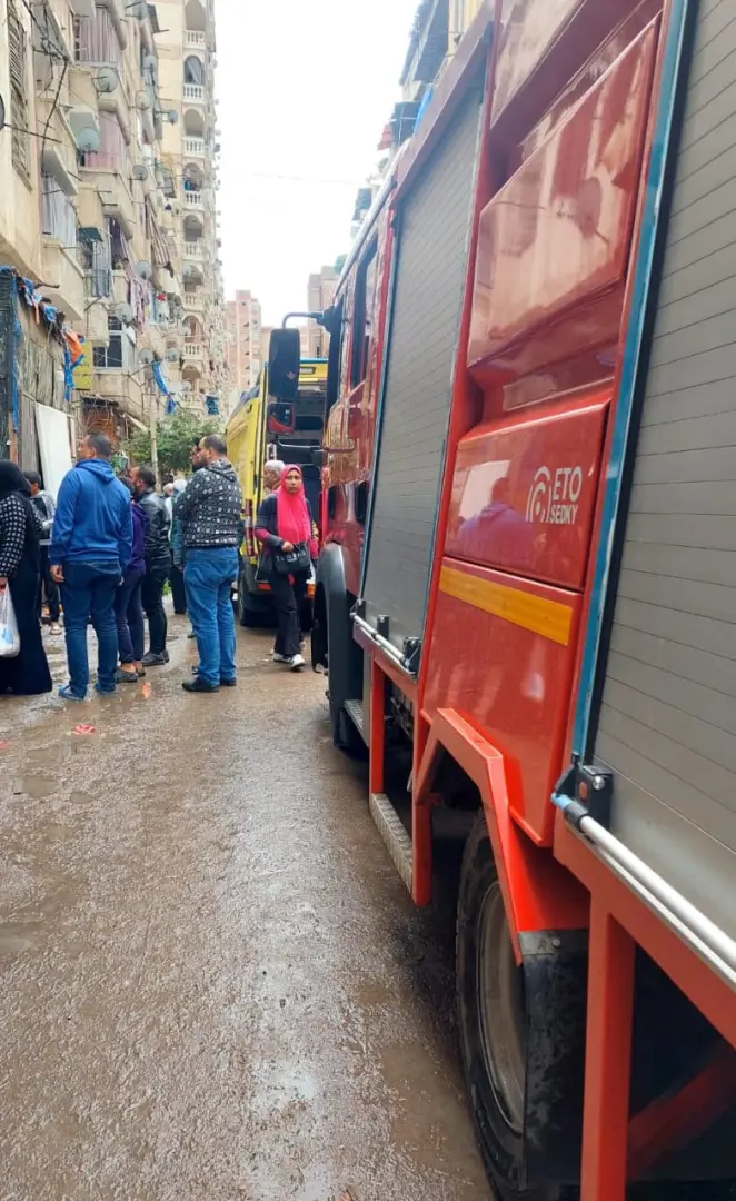 فاجعة في حي الجمرك.. "نوة العوة" تنهي حياة شابّة تحت أنقاض عقار منهار بالإسكندرية - 1000593095