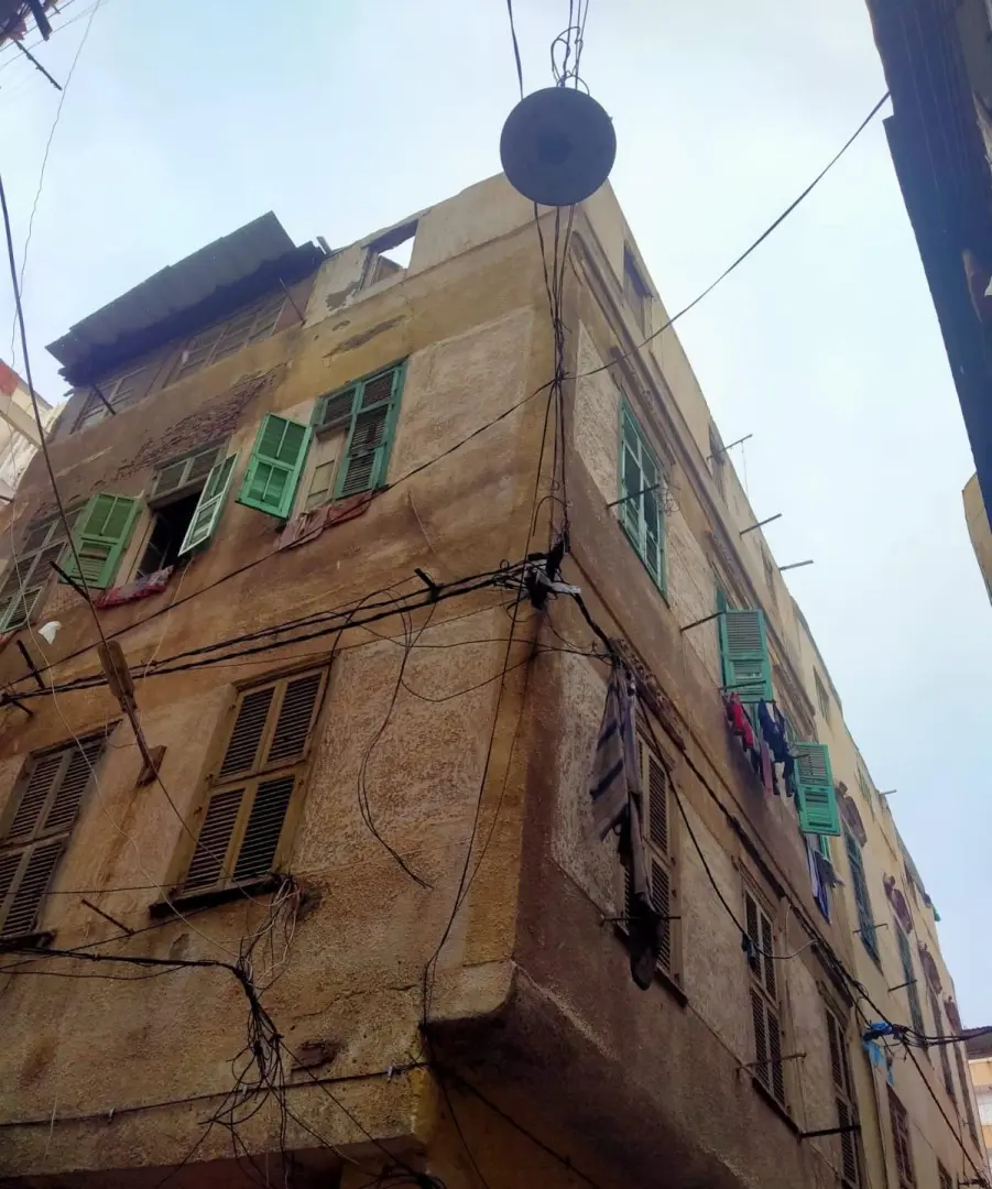 قرار هدم لم يُنفذ.. تفاصيل جديدة في انهيار سقف بعقار قديم في حي الجمرك بالإسكندرية ومصرع سيدة - 1000593109