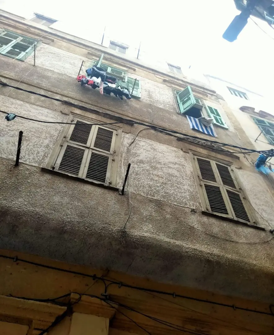 قرار هدم لم يُنفذ.. تفاصيل جديدة في انهيار سقف بعقار قديم في حي الجمرك بالإسكندرية ومصرع سيدة - 1000593115