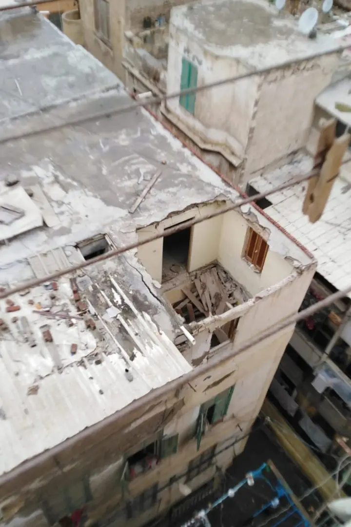 قرار هدم لم يُنفذ.. تفاصيل جديدة في انهيار سقف بعقار قديم في حي الجمرك بالإسكندرية ومصرع سيدة - 1000593122