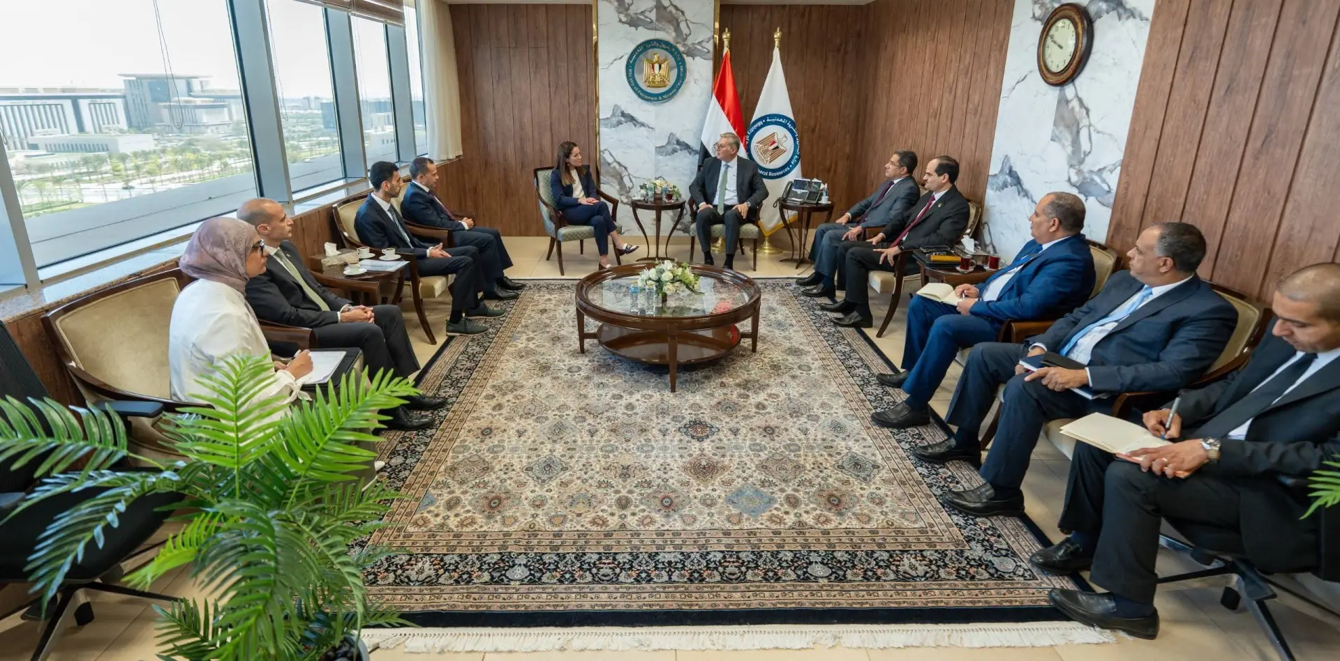 وزير البترول يبحث مع شركة “بي بي” البريطانية التقدم في حفر آبار جديدة للغاز الطبيعي - 1000594092
