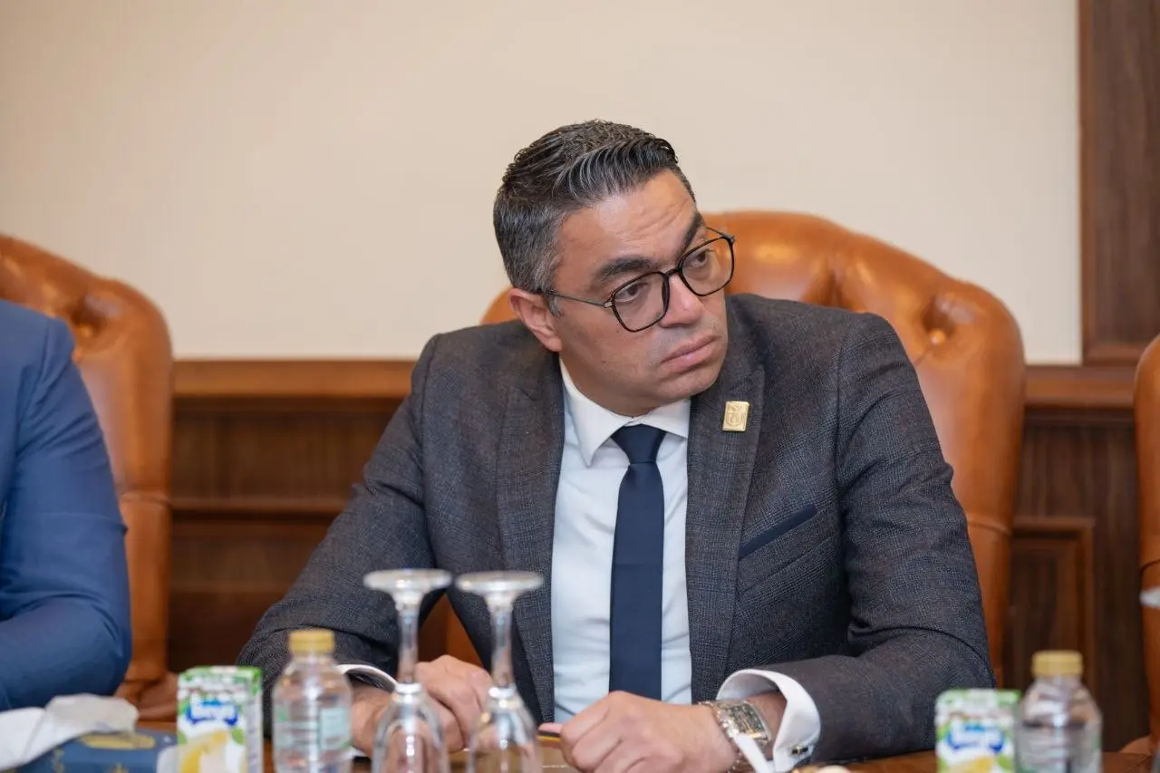 حزب الشعب الجمهوري يستضيف رئيس هيئة الرعاية الصحية في مائدة مستديرة حول «التأمين الصحي الشامل» - 1000594410