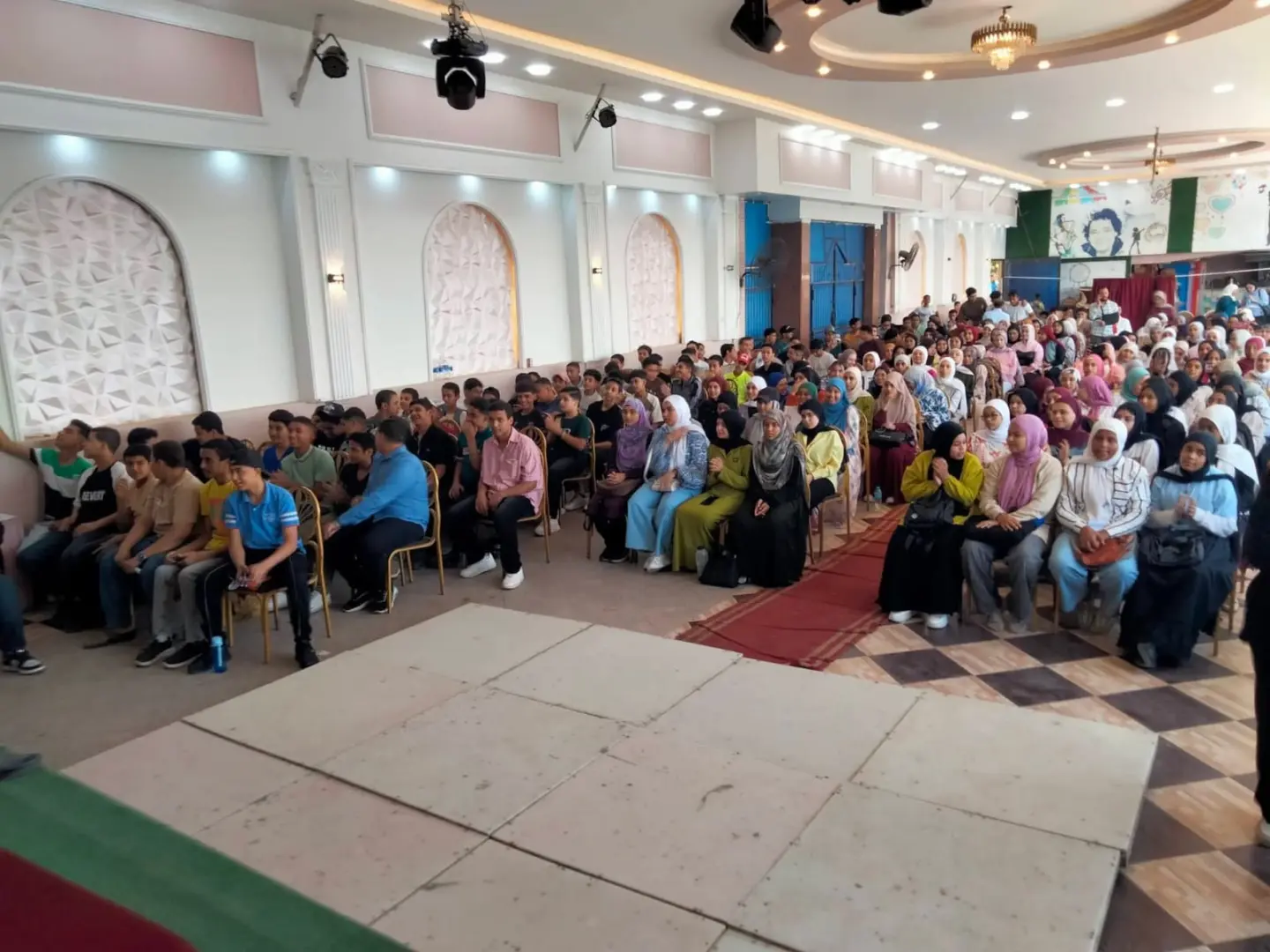 بمشاركة 500 طالب وطالبة.. “الشعب الجمهوري” ينظم مراجعات مجانية للشهادة الإعدادية بنجع حمادي - 1000594718