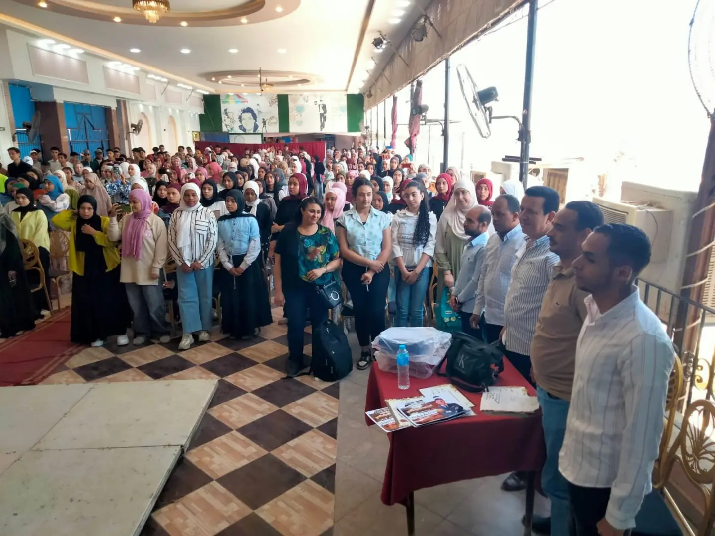 بمشاركة 500 طالب وطالبة.. “الشعب الجمهوري” ينظم مراجعات مجانية للشهادة الإعدادية بنجع حمادي - 1000594719