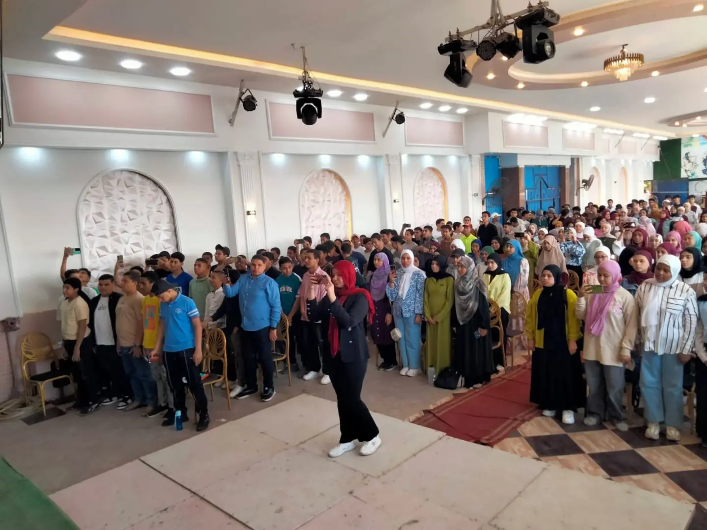 بمشاركة 500 طالب وطالبة.. “الشعب الجمهوري” ينظم مراجعات مجانية للشهادة الإعدادية بنجع حمادي - 1000594730
