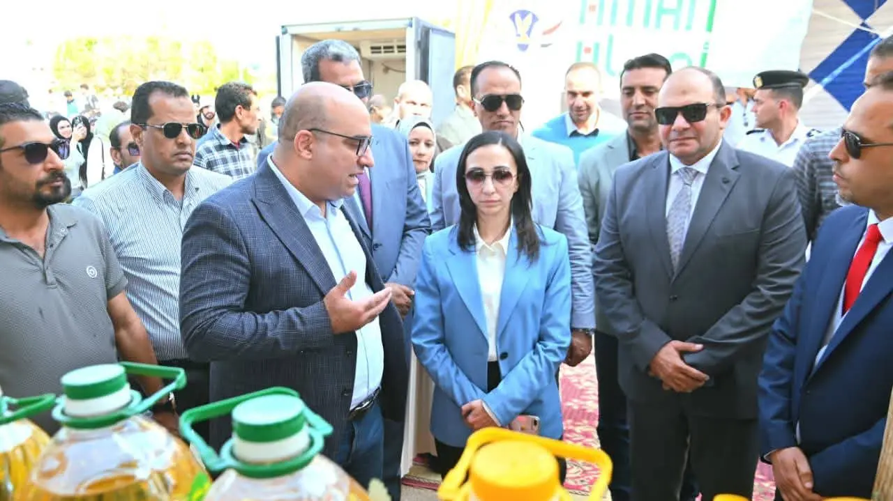 بتخفيضات تصل إلى 30%.. محافظ البحيرة تفتتح منفذًا للسلع الغذائية والاستهلاكية بالنوبارية