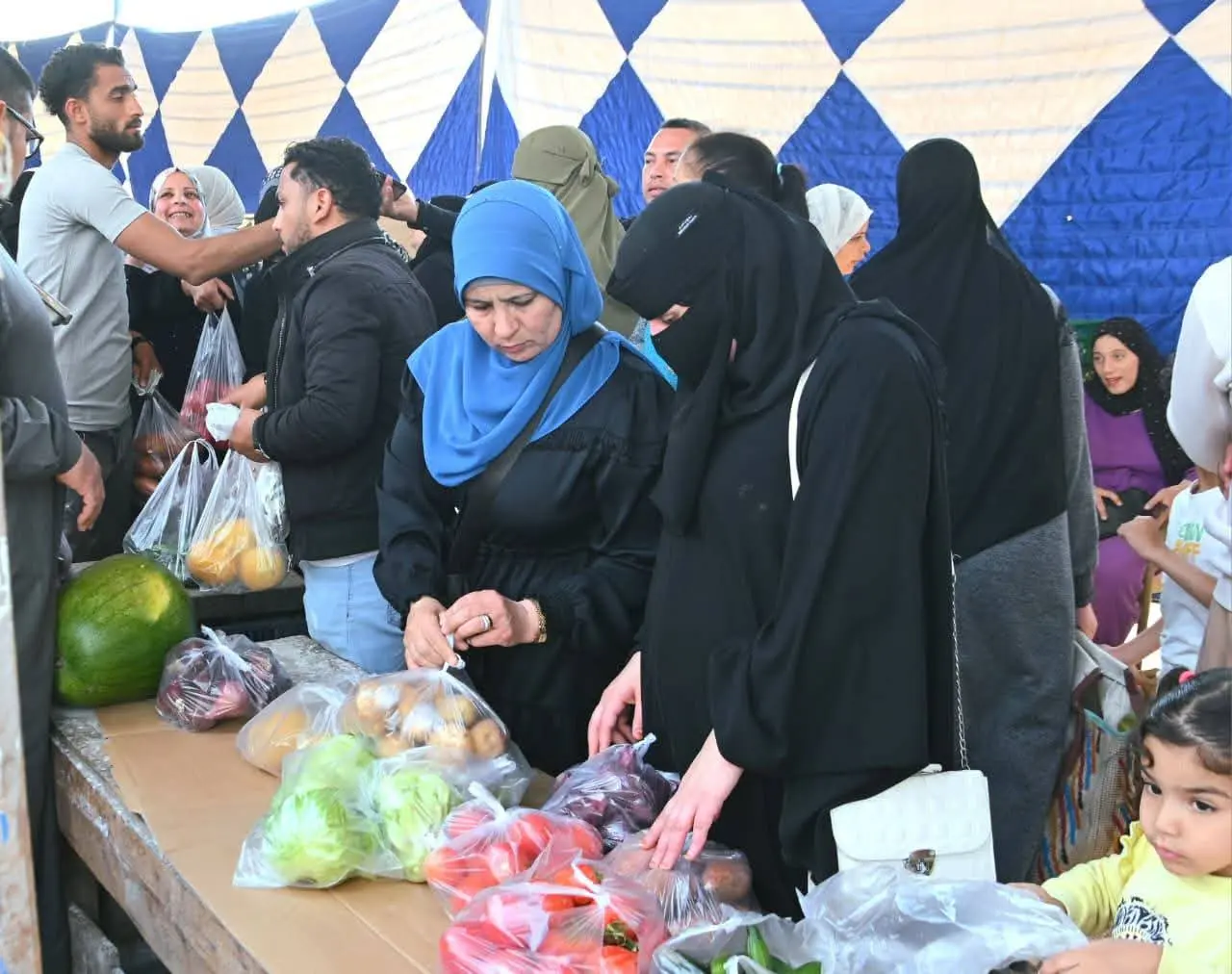 بتخفيضات تصل إلى 30%.. محافظ البحيرة تفتتح منفذًا للسلع الغذائية والاستهلاكية بالنوبارية - 1000594741