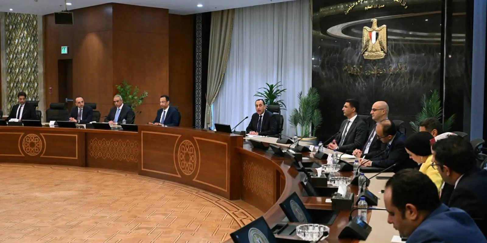 رئيس الوزراء: تعهدات من شركات دولية في قطاع البترول بضخ استثمارات تتجاوز 19 مليار دولار - 1000594852