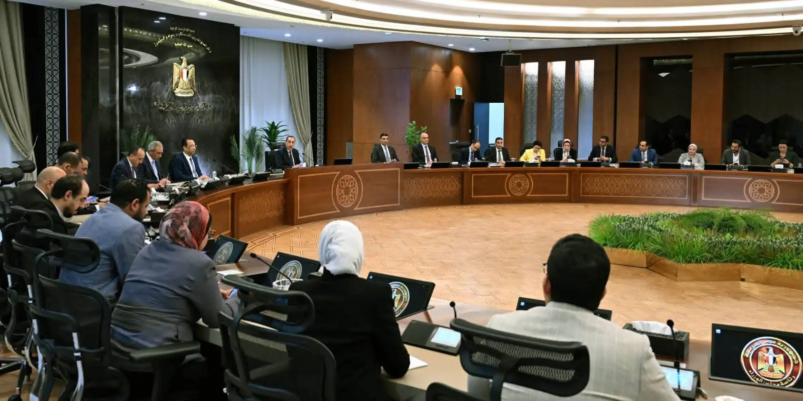 رئيس الوزراء: تعهدات من شركات دولية في قطاع البترول بضخ استثمارات تتجاوز 19 مليار دولار - 1000594853