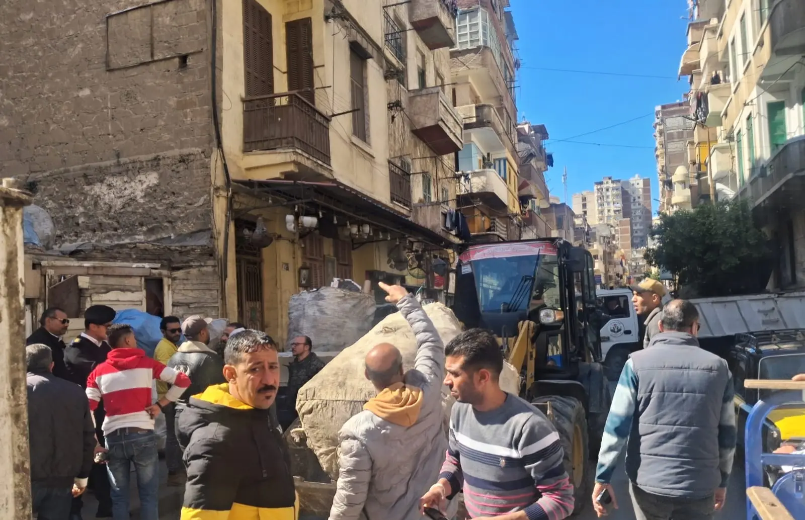 حملات مكثفة بأحياء وسط والمنتزه أول للقضاء على بؤر الفريزة والنباشي - 1000594903